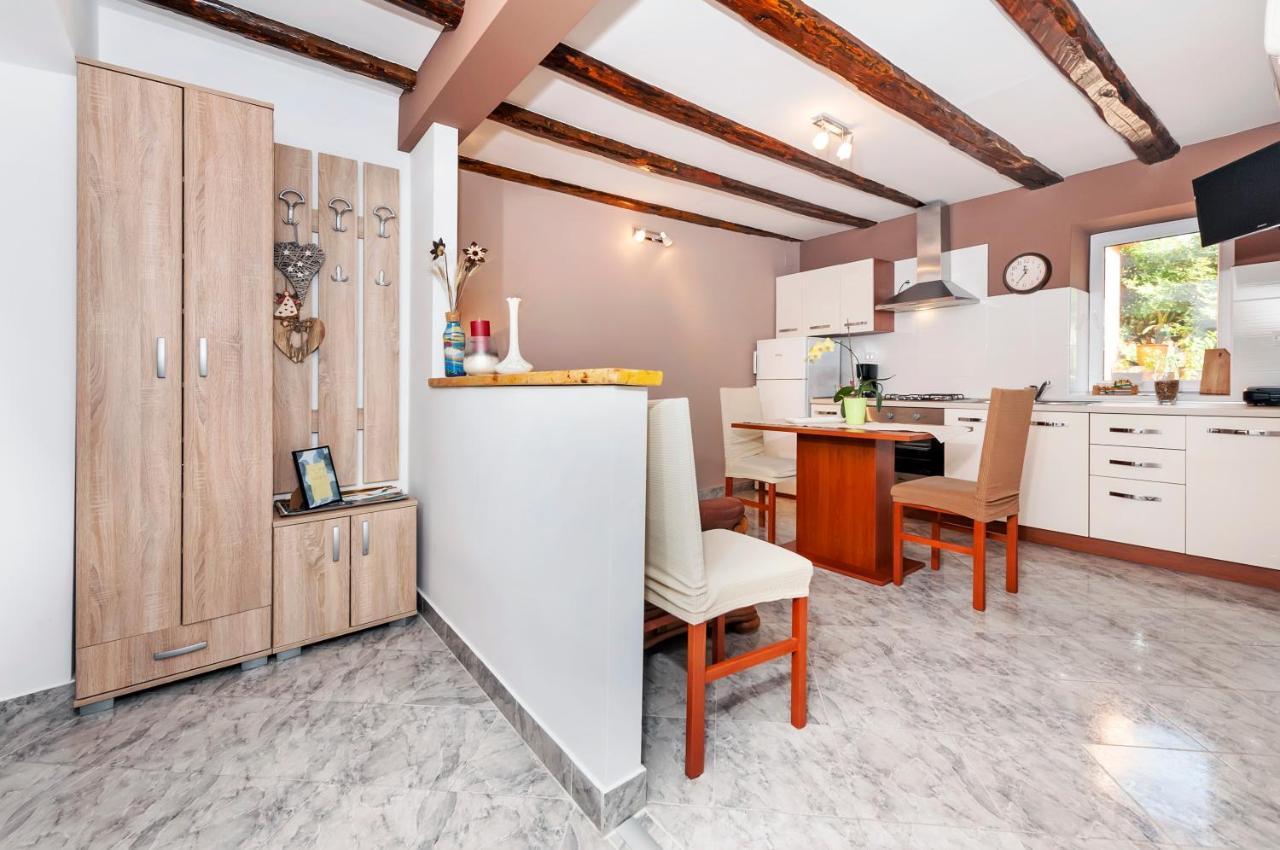 Apartment Pino Bale Bagian luar foto