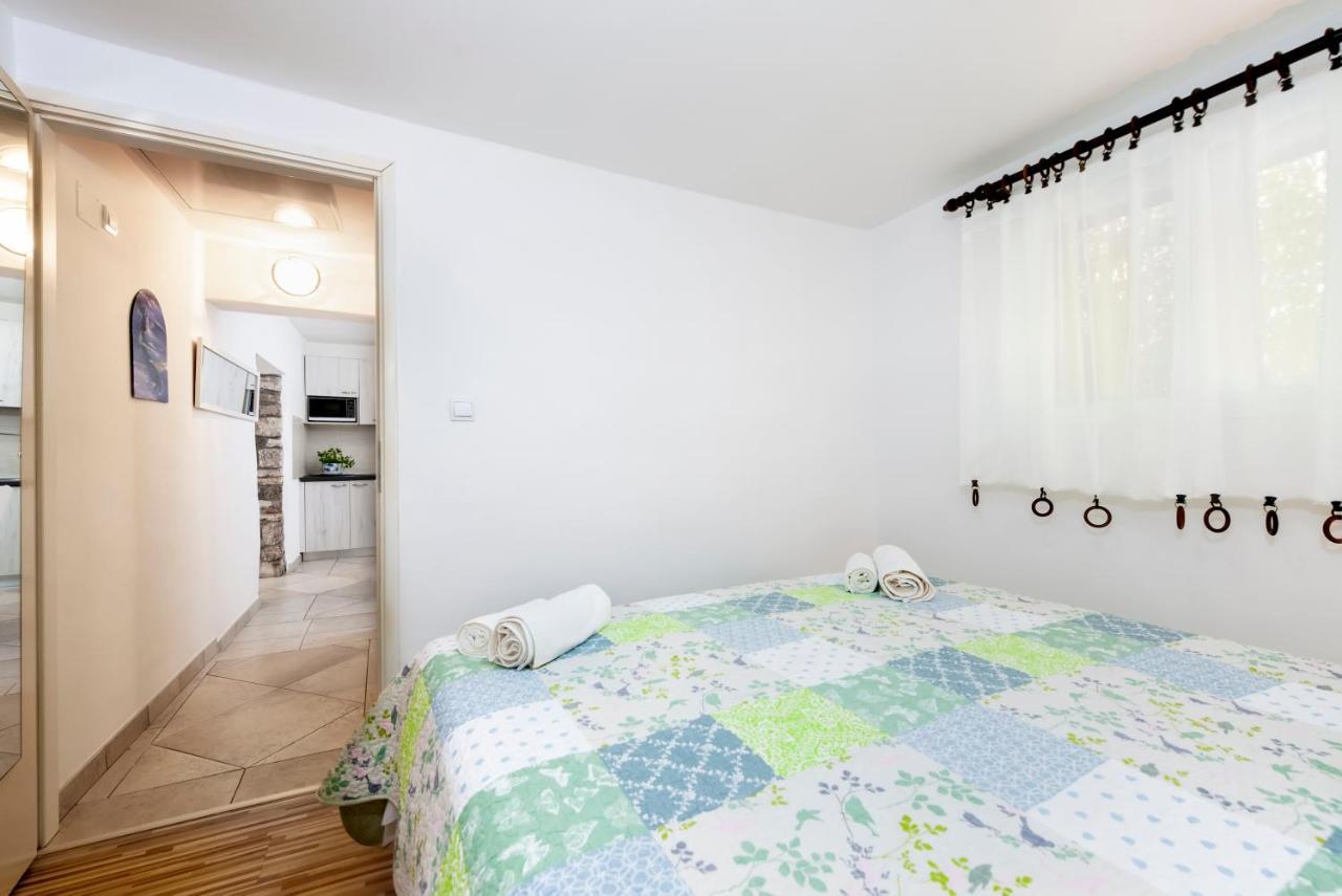 Apartment Pino Bale Bagian luar foto